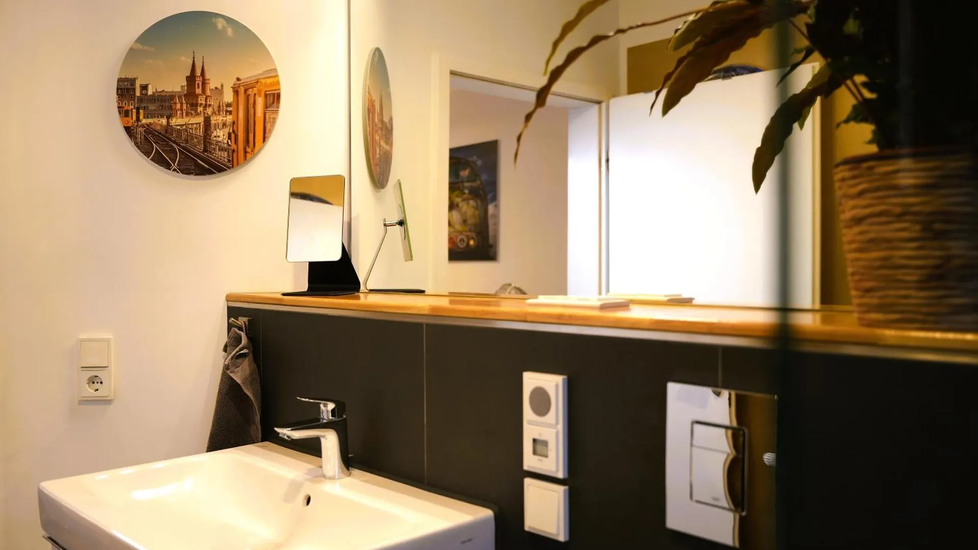 Апартаменты The Berlin Getaway / 80Qm In Berlin'S Historic Diplomatic Quarter Германия