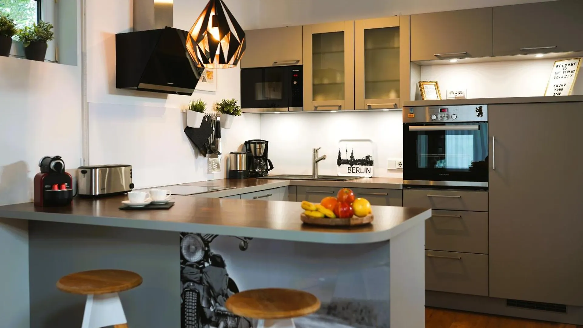Апартаменты The Berlin Getaway / 80Qm In Berlin'S Historic Diplomatic Quarter